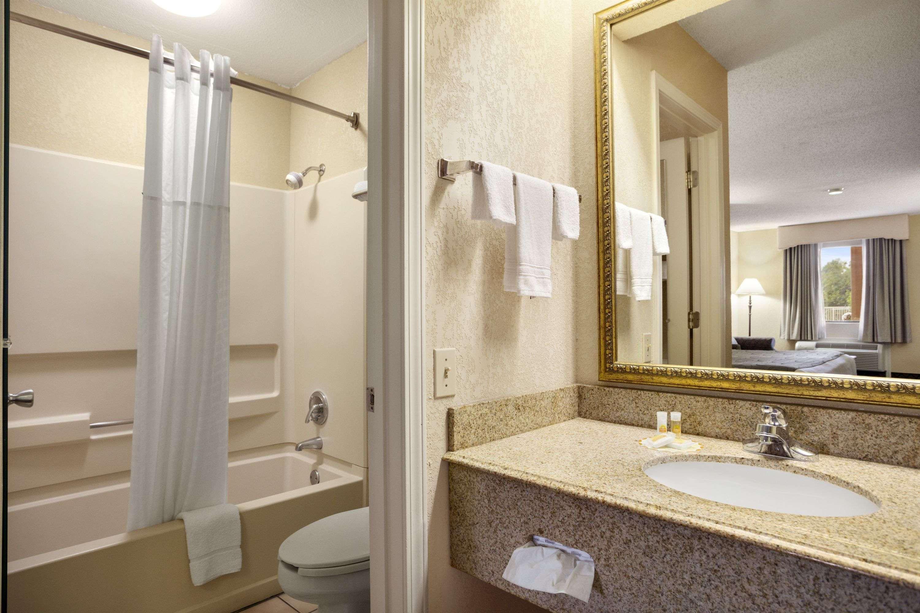 Days Inn & Suites By Wyndham Stuttgart Екстер'єр фото