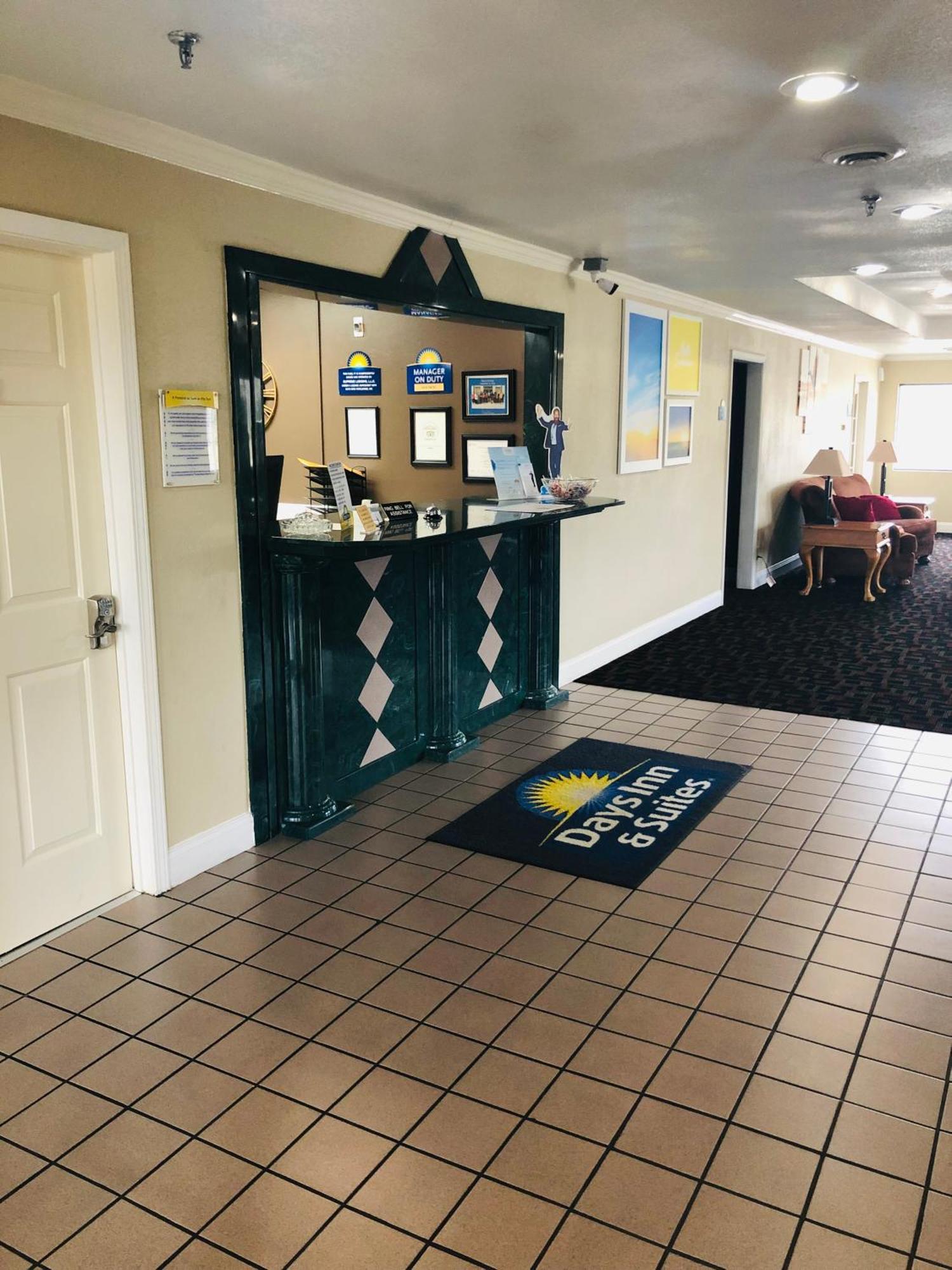 Days Inn & Suites By Wyndham Stuttgart Екстер'єр фото