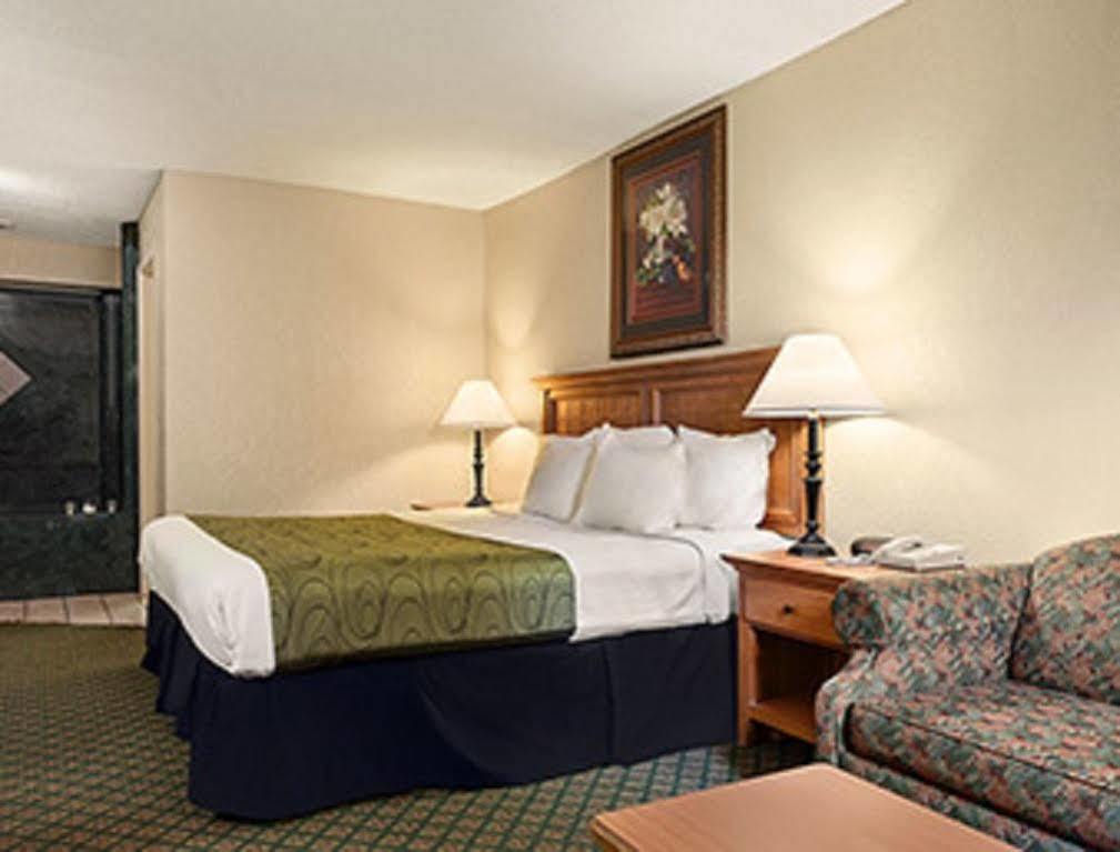 Days Inn & Suites By Wyndham Stuttgart Екстер'єр фото