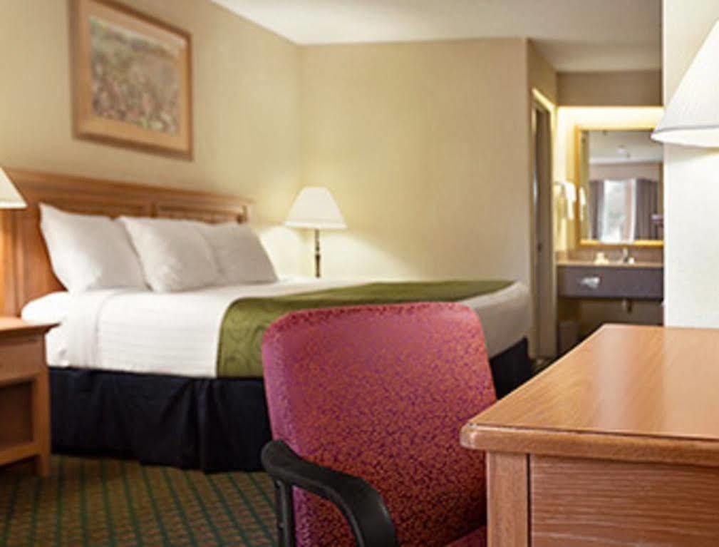 Days Inn & Suites By Wyndham Stuttgart Екстер'єр фото