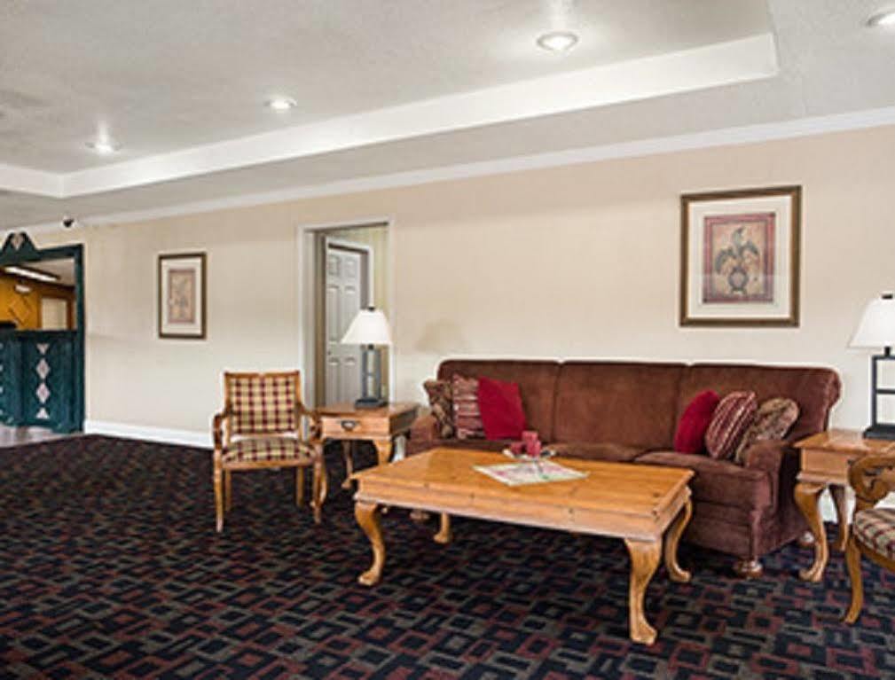 Days Inn & Suites By Wyndham Stuttgart Екстер'єр фото